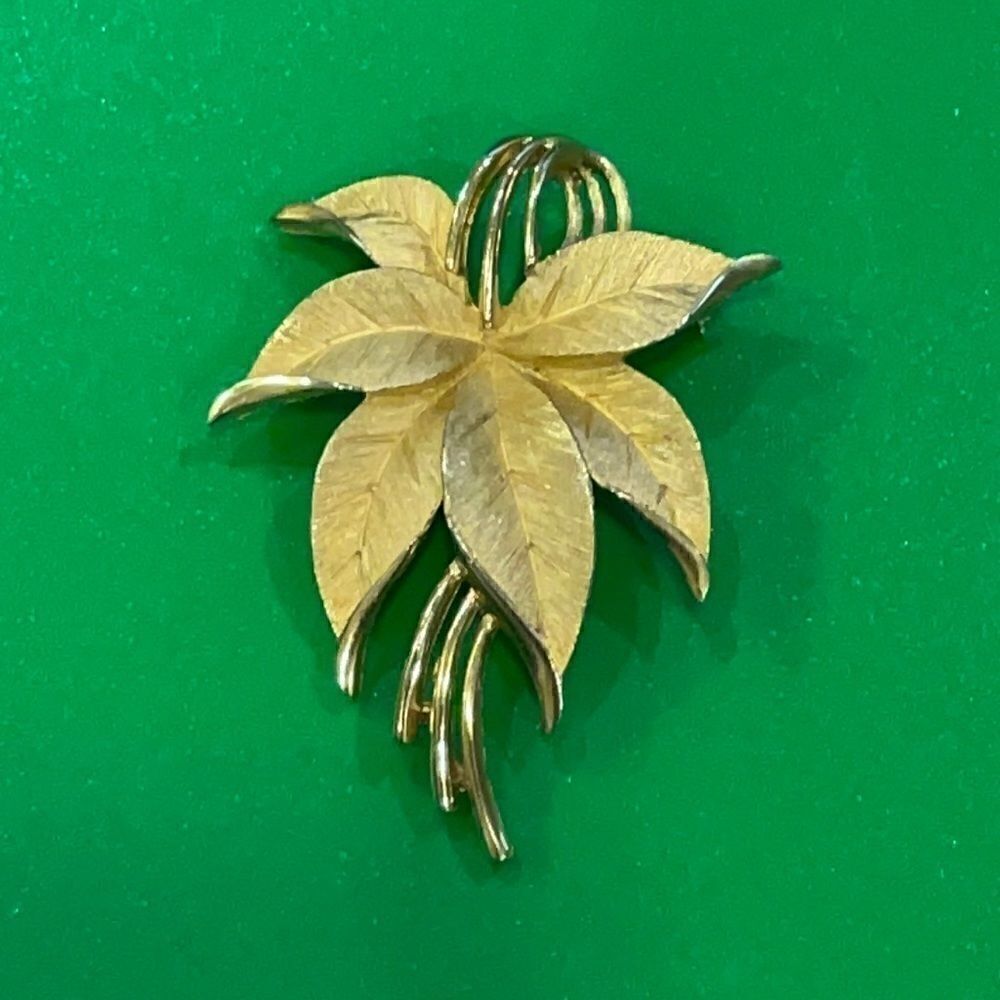 Vintage Trifari signed Gold-Tone Flower Brooch/Pin